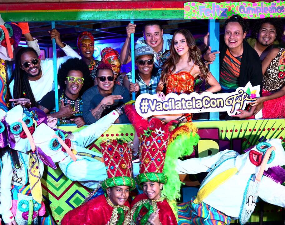 La reina Stephanie Mendoza prende la fiesta con su canción