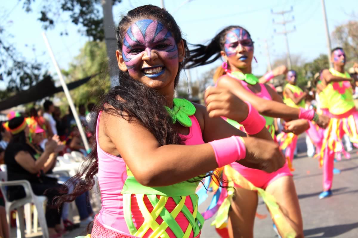 De toda Colombia llegan grupos folclóricos a celebrar los 25 años del Desfile del Rey Momo