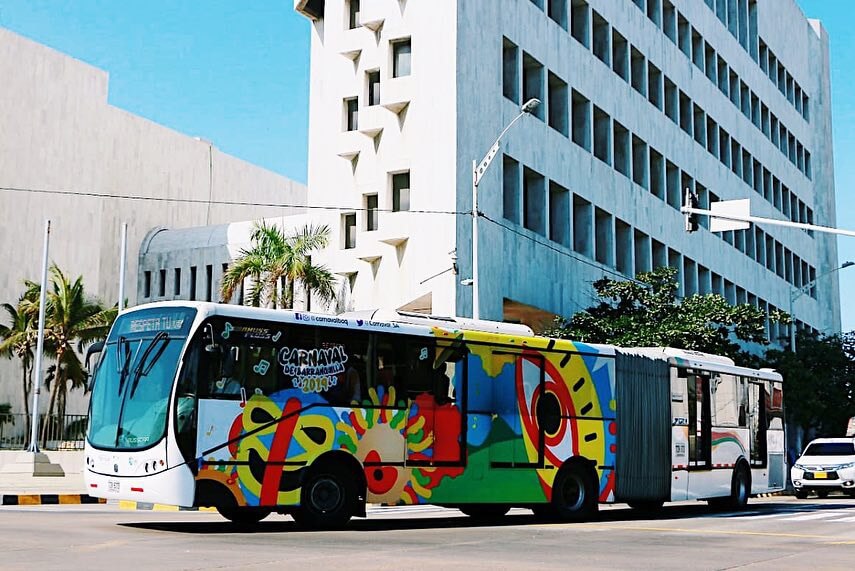 Carnaval viste de colores a Transmetro