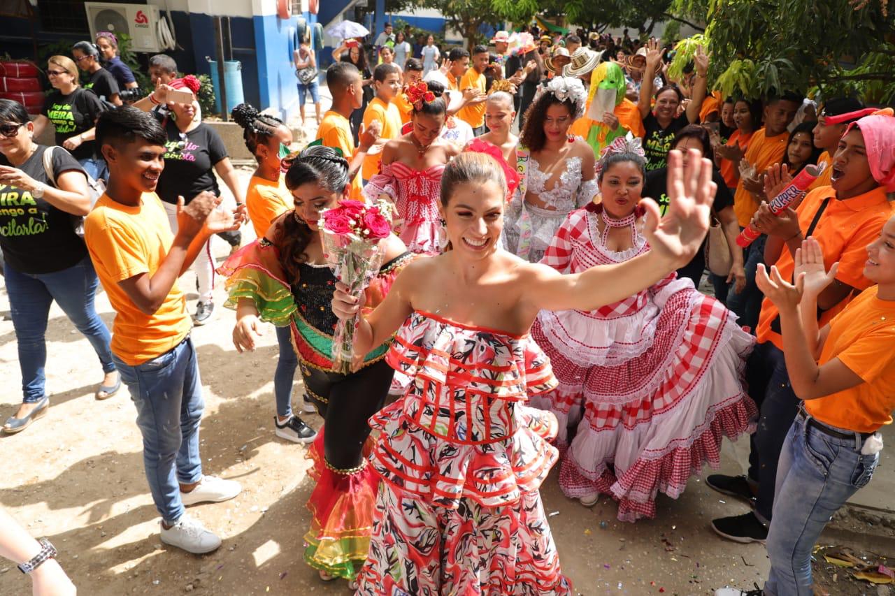 Entre versos más de 2000 estudiantes del Colegio Meira Delmar recibieron a la Reina del Carnaval