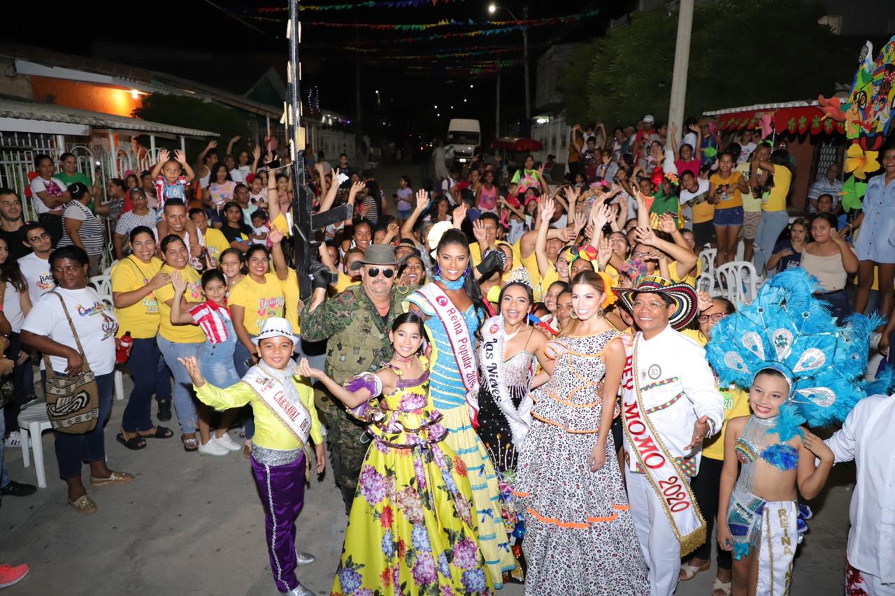 La tradición reinó en las coronaciones de las Reinas Populares
