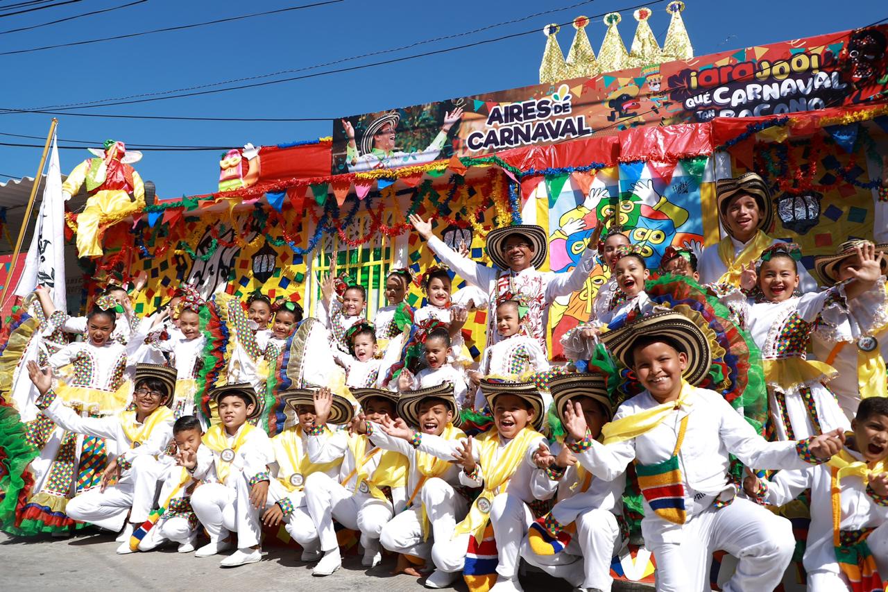 El Rey Momo Alcides Romero llenó de alegría y realeza carnavalera el barrio Buenos Aires